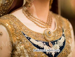Beautiful Trend Bride Wearing Gold Jewelry Sets Designs Mehndi 2015 Pics Ideas Pakistan India Dubai US UK Necklace