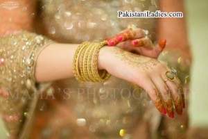 Latest Bride Wearing Gold Jewelry Sets Designs 2015 Pics Ideas Pakistan India Dubai US UK Bangles Mehndi