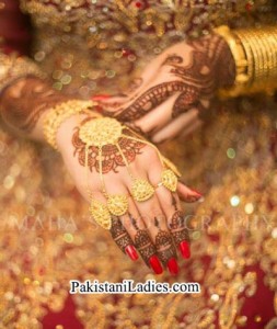 Latest Bride Wearing Gold Jewelry Sets Designs 2015 Pics Ideas Pakistan India Dubai US UK Earring Bangles Finger Rings Mehndi