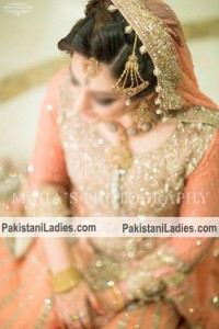 Latest Bride Wearing Gold Jewelry Sets Designs 2015 Pics Ideas Pakistan India Dubai US UK Necklace Earring Bangles Finger Ring