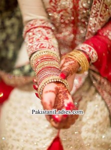 Latest Bride Wearing Gold Jewelry Sets Designs Mehndi 2015 Pics Ideas Pakistan India Dubai US UK Bangles