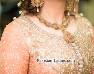 Latest Bride Wearing Gold Jewelry Sets Designs Mehndi 2015 Pics Ideas Pakistan India Dubai US UK Necklace Earring