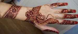 Beautiful-Stylish-Punjabi-Dulhan-Bridal-Mehndi-Designs-for-Back-Full-Hands