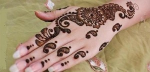 Beautiful-Stylish-Punjabi-Dulhan-Bridal-Mehndi-Designs-for-Back-Hands-Loops-and-Spirals